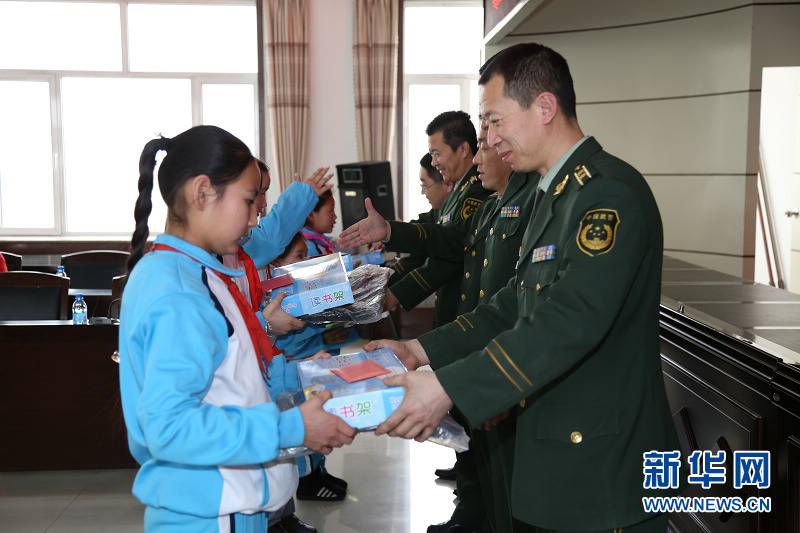 为贫困学生赠送学习用品和助学金4日,内蒙古边防总队珠恩嘎达布其边检