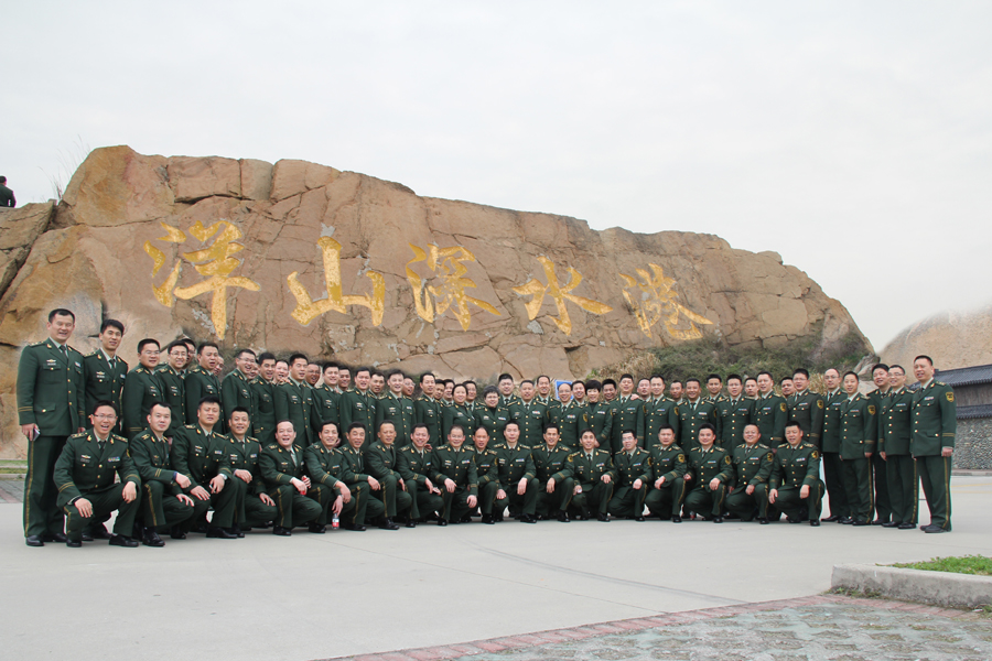 武警政治学院组织预任学员参观浦东新区洋山深水港