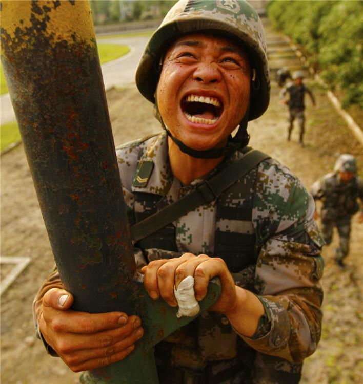 战士的手,是一双忍痛训练,强化本领的手.吴泰江 摄