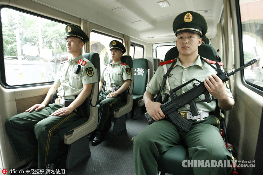 2016年全国高考北京武警官兵荷枪实弹护航高考