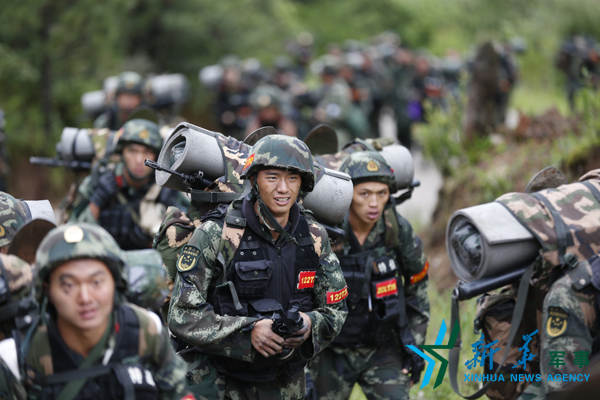 2016年6月30日,云南丽江,武警8750部队特战队员正在进行30公裏奔袭.