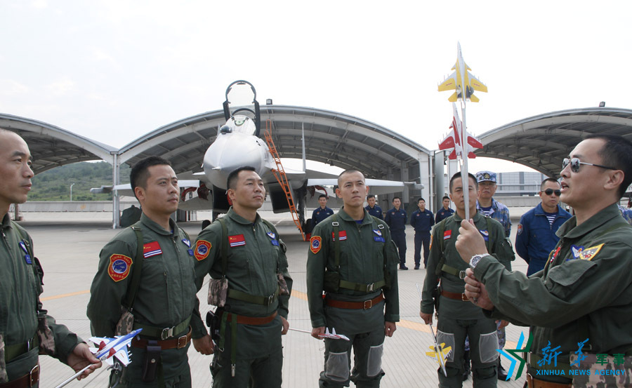 ↑海军某舰载航空兵部队部队长戴明盟带领飞行员进行地面模拟训练。