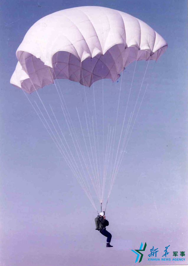 ↑資料圖片：訓練中，張超跳傘瞬間。