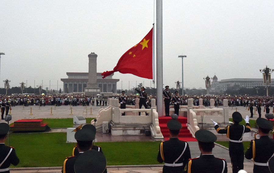 天安门广场国庆升旗仪式现场震撼人心