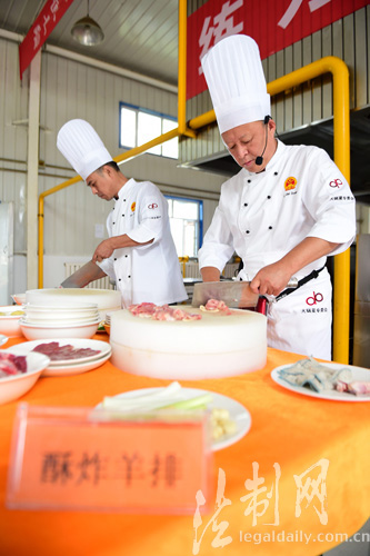 图为国家一级厨师赵春源(左)和李智东在紧张的忙碌著