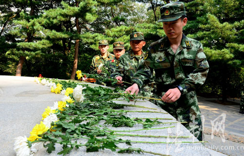 映衬下,辽宁公安边防总队驻丹部队80名官兵齐聚丹东市锦江山烈士陵园