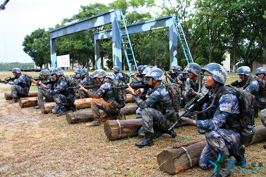 网络名人进军营活动第二季第二站直击海军陆战队实兵战术演练