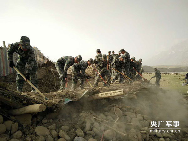 新疆喀什地震:驻地解放军深入震区开展救援