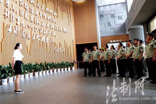 江苏盐城边检站组织官兵参观上海知青纪念馆