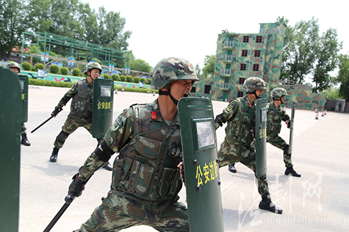 图为官兵在进行警棍盾牌操训练