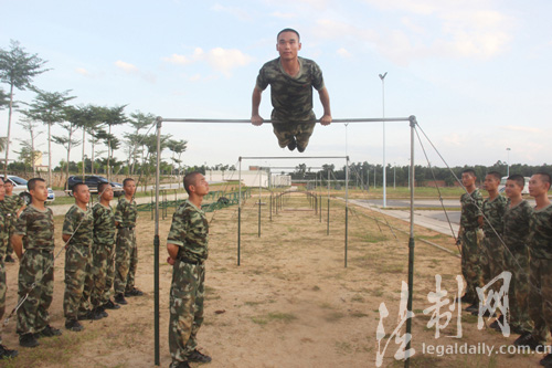 图为官兵进行单杠比赛