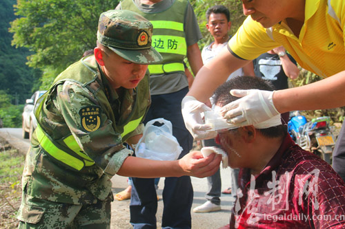 广西百色百南边防派出所官兵及时救助车祸受伤群众