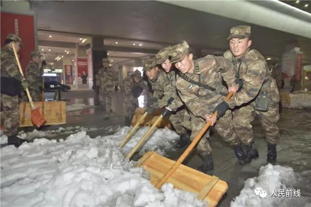暖!东陆出动1900余名官兵赴南京镇江扫雪除冰