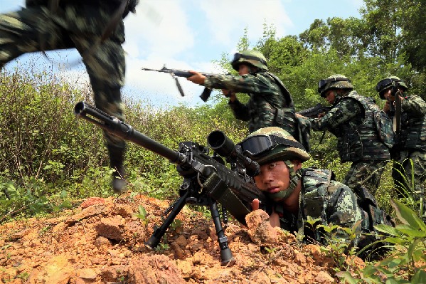 “炎值”高 广西北海武警官兵高温练兵忙