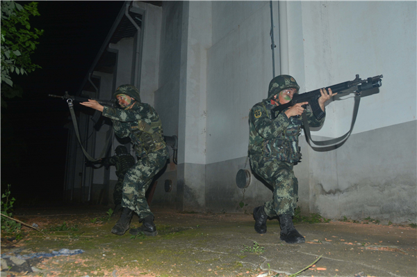 夜黑如墨 武警官兵闻令而动练为战