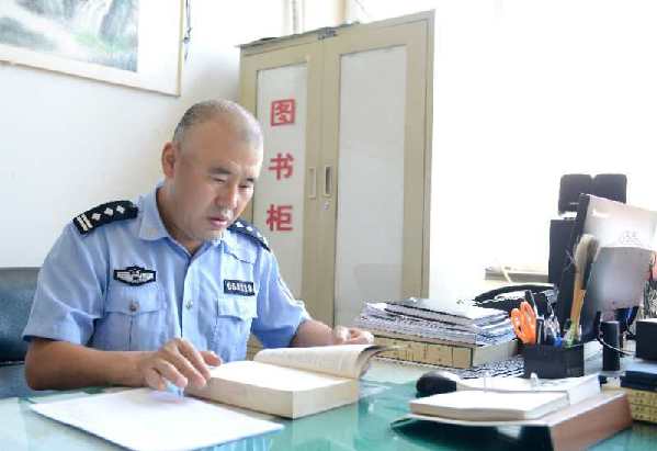 民警甄利民:多次勇救落水者的平凡英雄