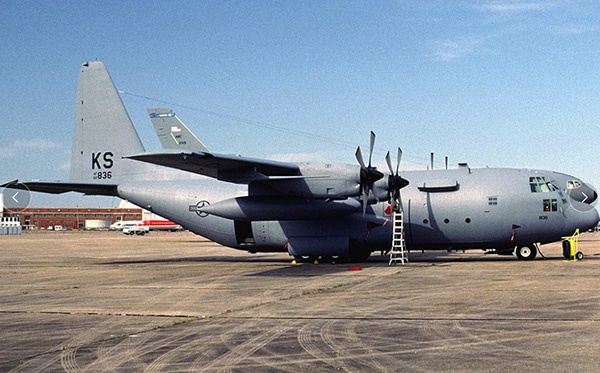 近日,美国空军进行了一项由c-130"大力神"战术运输机空投发射agm