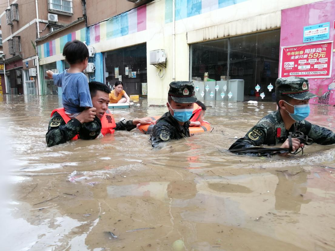 8月12日,武警湖北总队随州支队官兵在随州市何店镇转移被困群众.