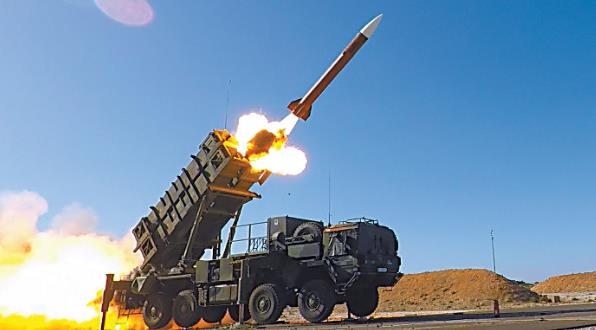 美国陆军发射"爱国者"防空反导导弹.