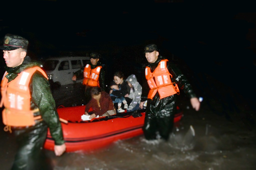 武警官兵奋战山西抗洪一线 转移近万名受灾群众