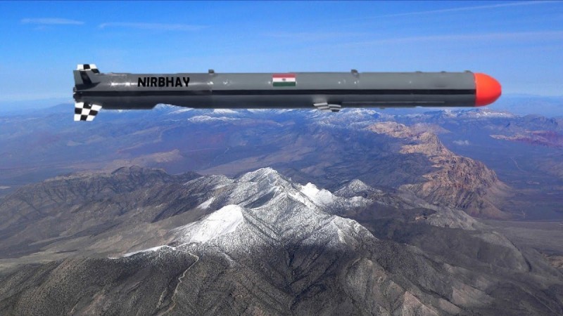 飞行中的"无畏"导弹,外形与美国"战斧"巡航导弹非常相似.