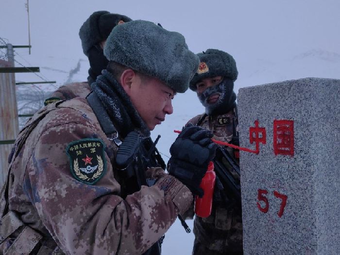 面朝北京敬个礼—苏约克边防连官兵在巡逻中体悟学习党的十九届六中