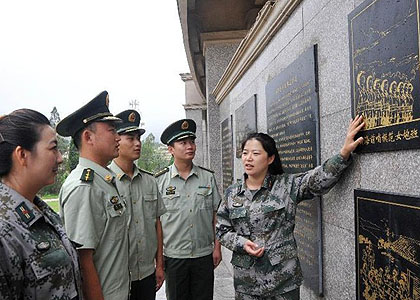 黄海前哨女炮班与边防官兵共迎“八一”