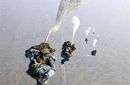 空降兵某军百余名将校军官带头开展跳伞训练