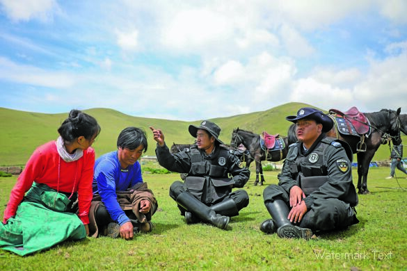 8月3日,草原骑警大队队员入户时向牧民们讲解法律知识.