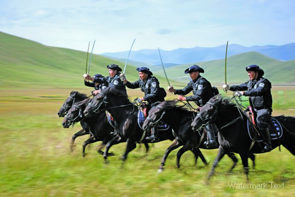 8月3日,草原骑警大队队员在草原上训练马术.