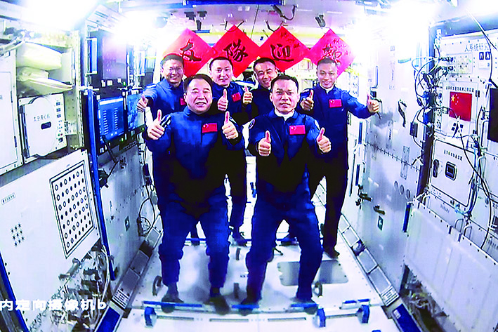 神舟十七号顺利升空3名航天员入驻“天宫”-新华每日电讯