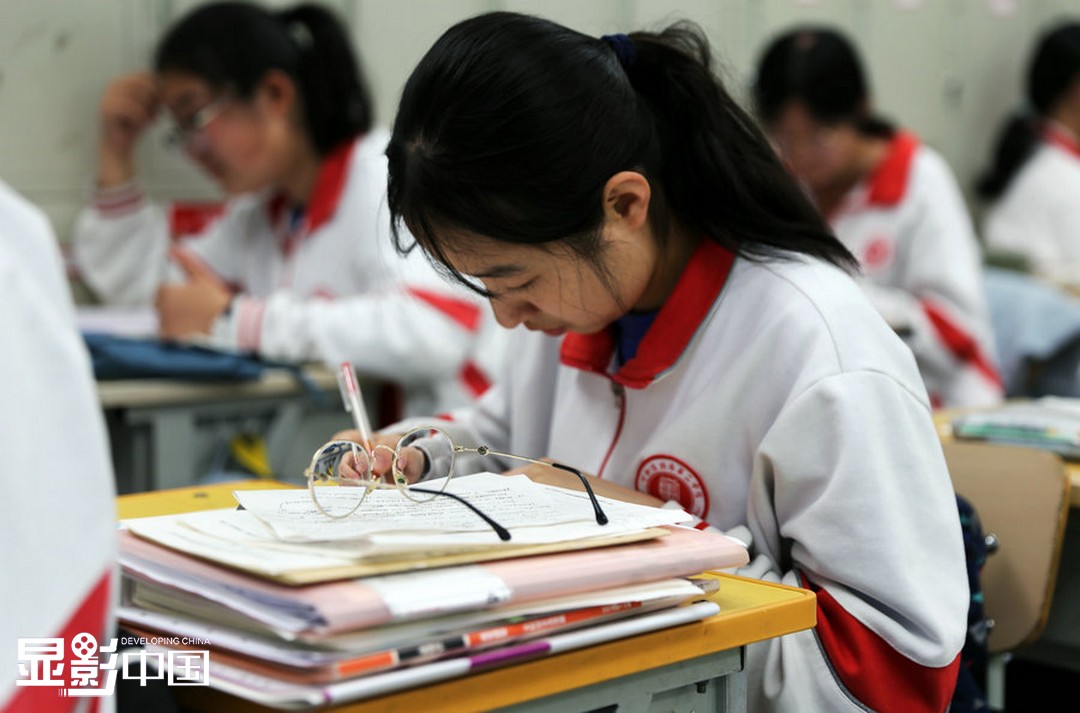 呼和浩特市第二中学高三学子在自习课上认真学习.新华网 李倩摄