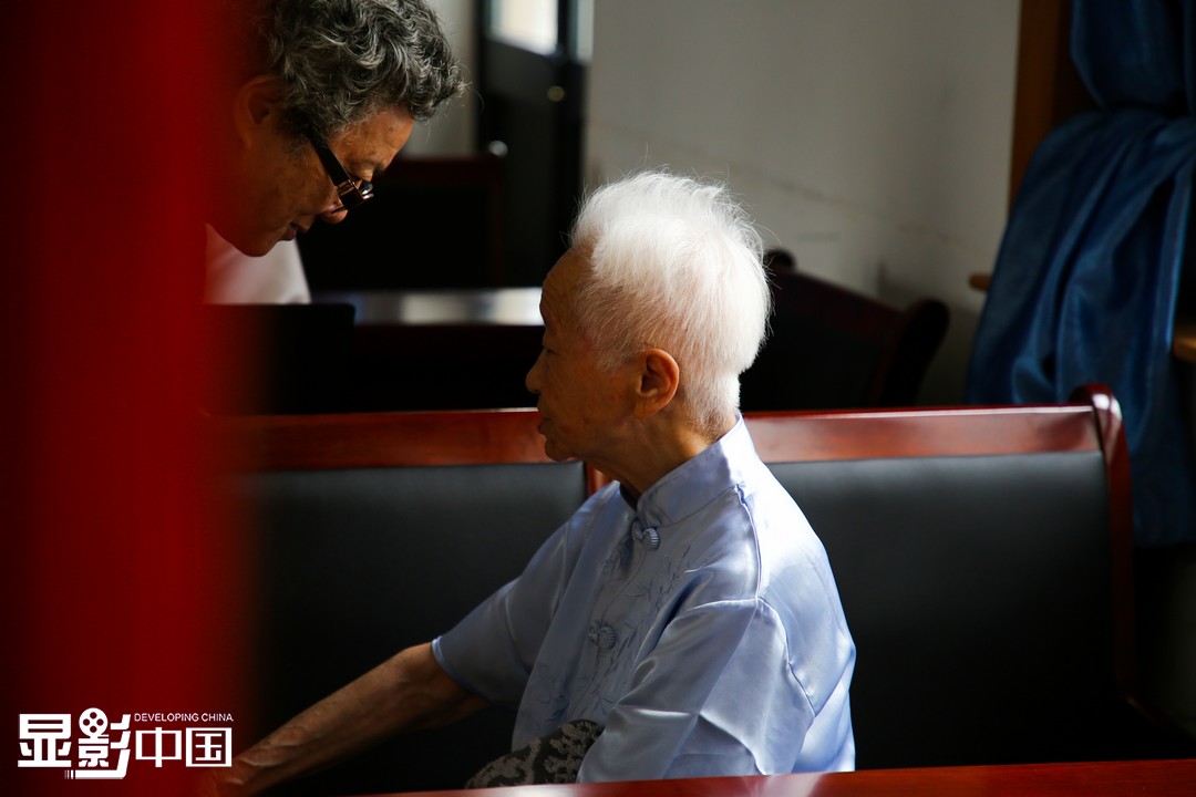 日子一天天过去,老人们年纪越来越大,葛隆村的养老设施也越来越完善