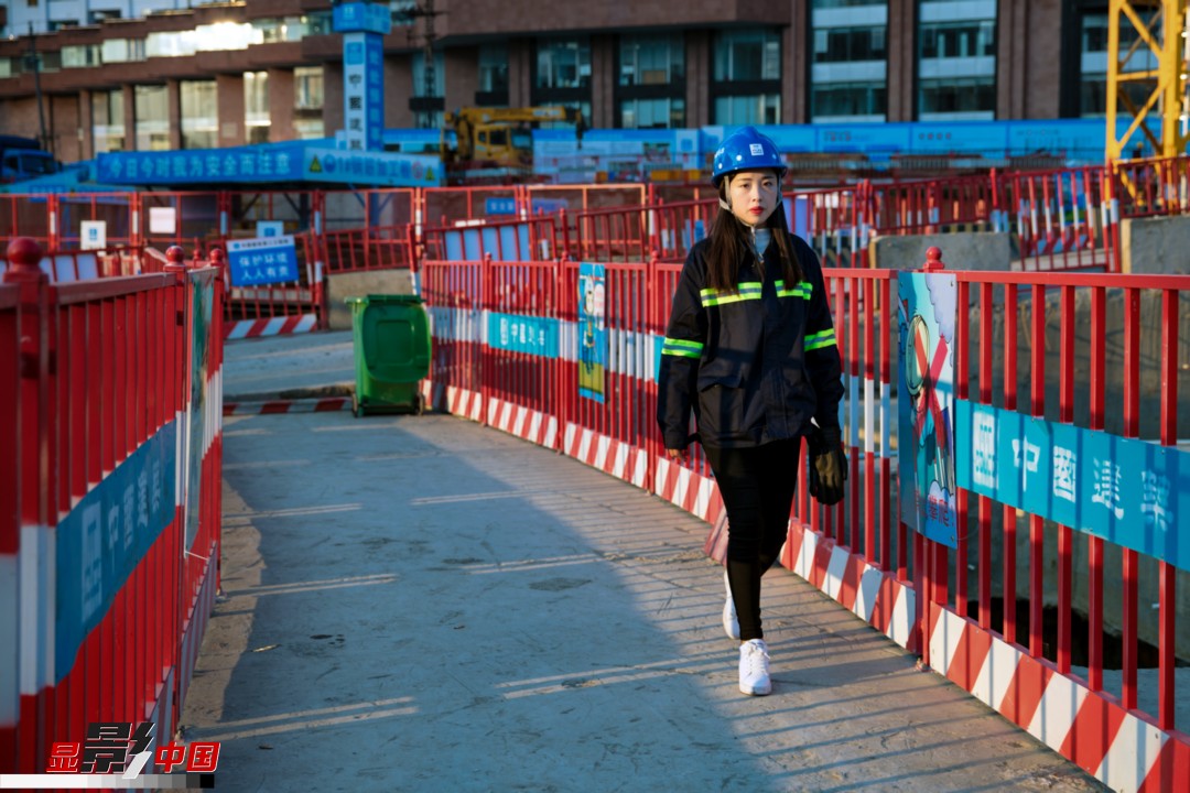 2014年,刘家琼在广东佛山工地接触塔吊行业做指挥员,2016年开始从事