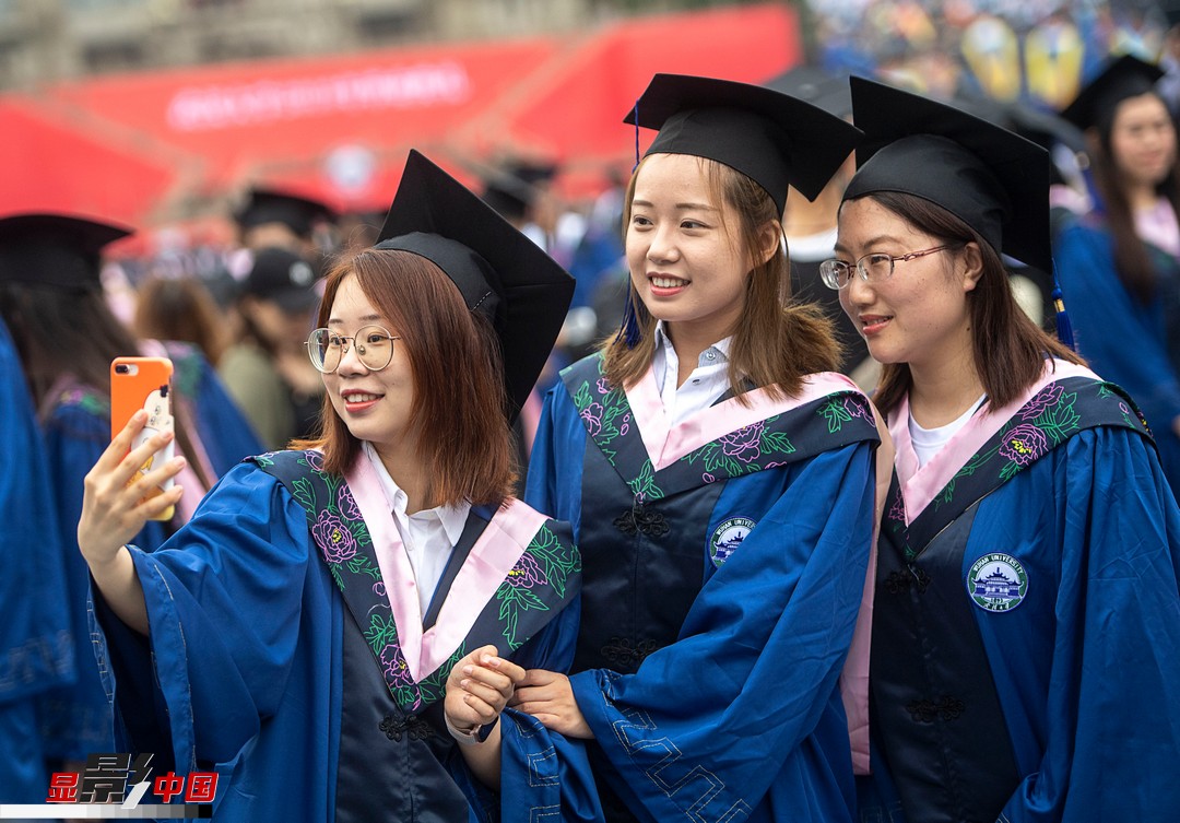 6月21日,武汉大学一万多名毕业生参加毕业典礼,与母校告别.