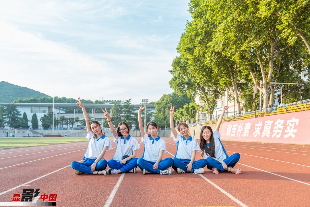 图为中国地质大学(武汉)毕业生拍摄的创意毕业照.