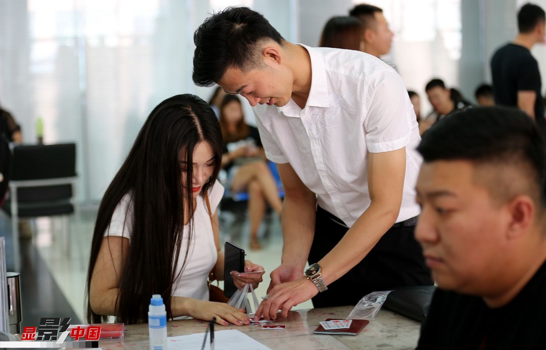 8月7日,呼和浩特市赛罕区婚姻登记处,一对新人正在准备结婚证照片.