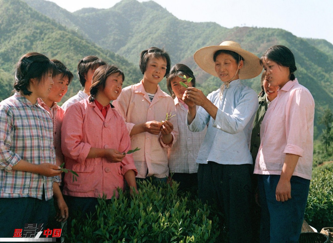 当年人们的穿着以各种颜色的布料衣服为主.新华社记者张文礼摄