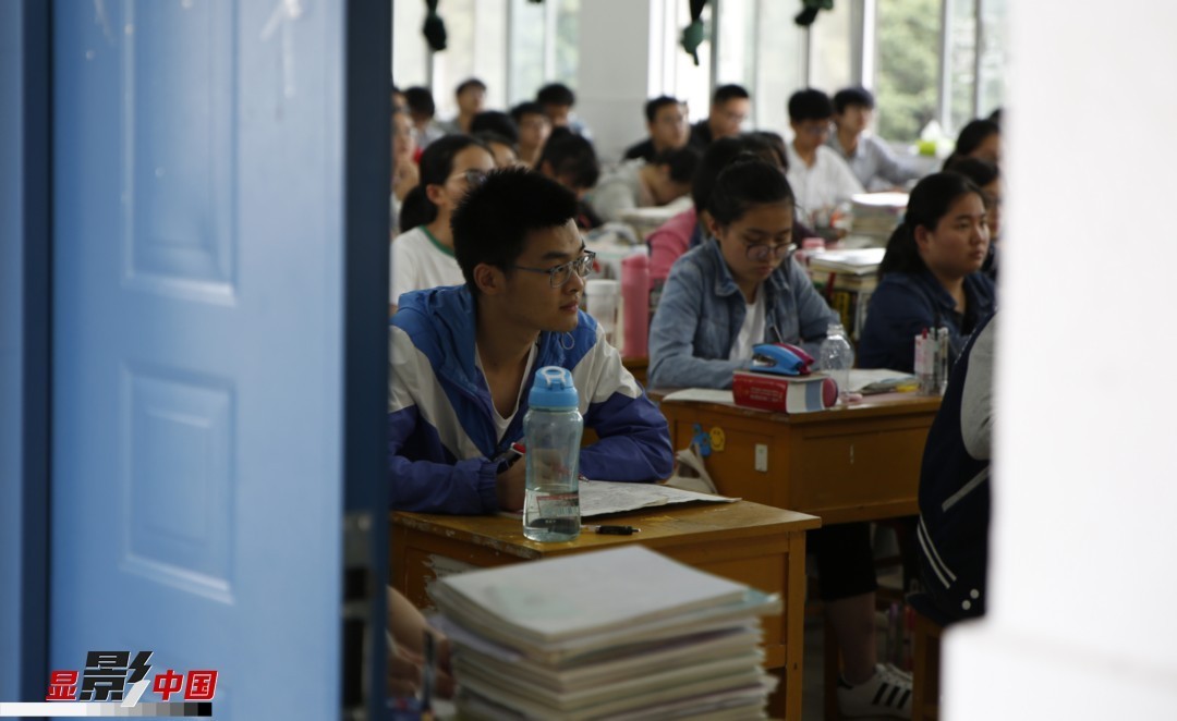 高考前夕,在安徽六安毛坦厂中学,学生正在做最后的考前复习.