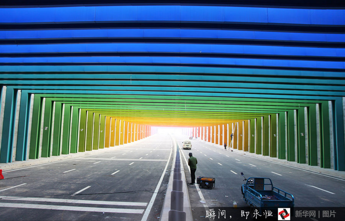 近日,郑州一条"彩虹隧道"吸引市民的关注,驾车通过时,渐变的色彩给