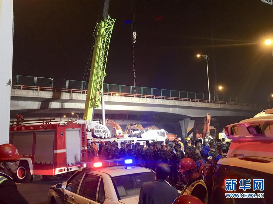 江苏无锡一高架桥桥面倒塌 三辆小车被压
