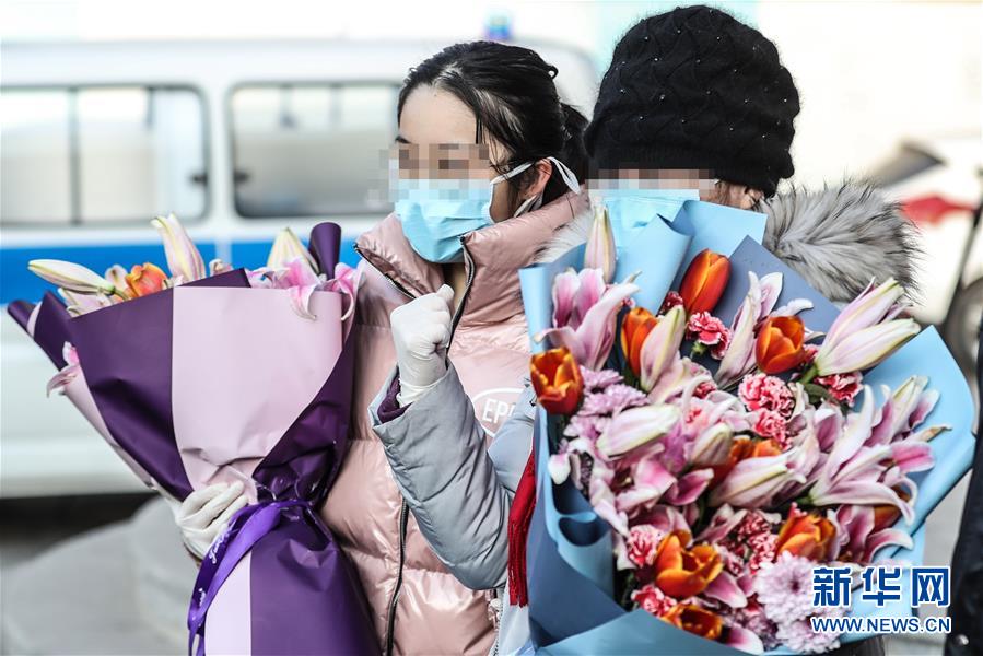 沈阳一对母女新冠肺炎患者康复出院