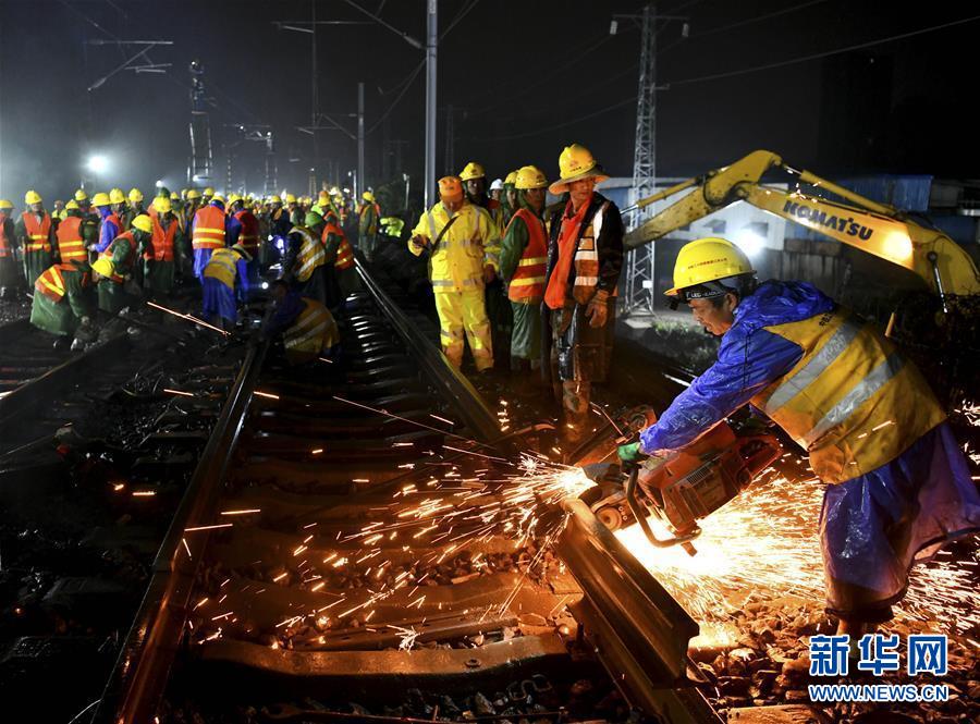 （经济）（2）合肥：夜战重点工程