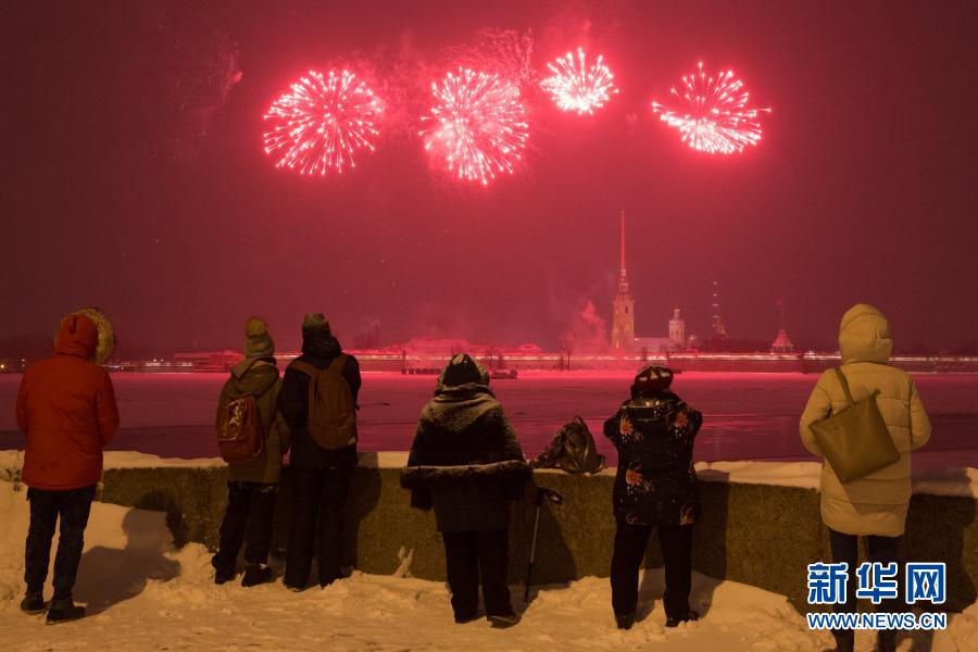 俄罗斯圣彼得堡：燃放烟花庆祝祖国保卫者日