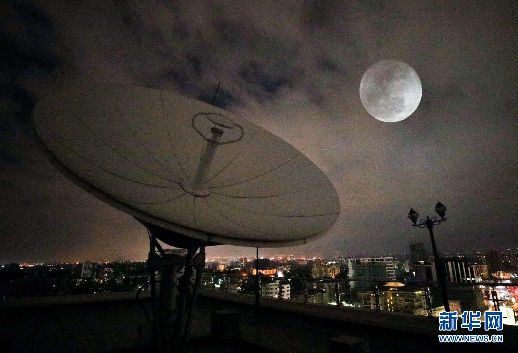 难得一见！多国夜空现“超级月亮”