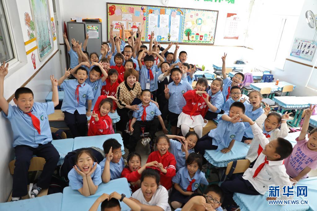 5月31日,张斯梦和班主任老师以及全班同学一起合影.
