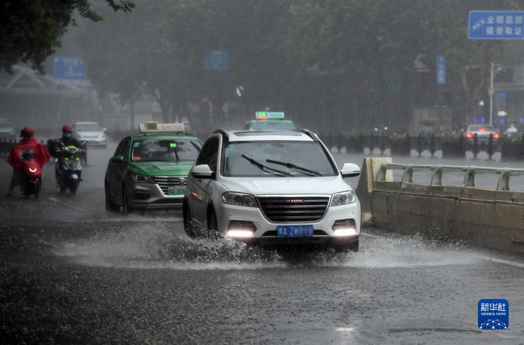 新华全媒|郑州发布暴雨红色预警