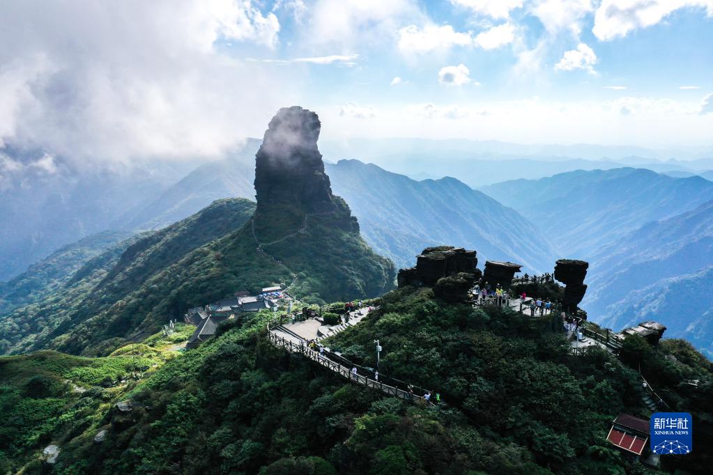 9月27日,游客在贵州省铜仁市梵净山景区旅游观光(无人机照片.