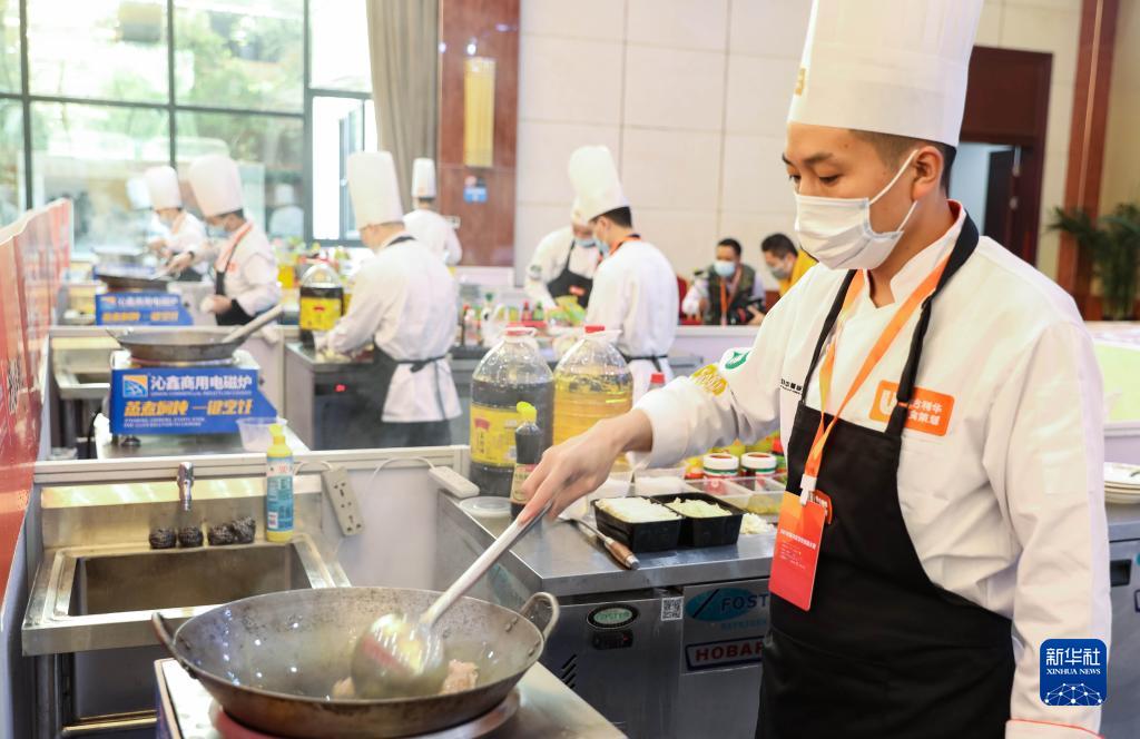 10月18日,厨师在世界川菜烹饪技能大赛比赛中.