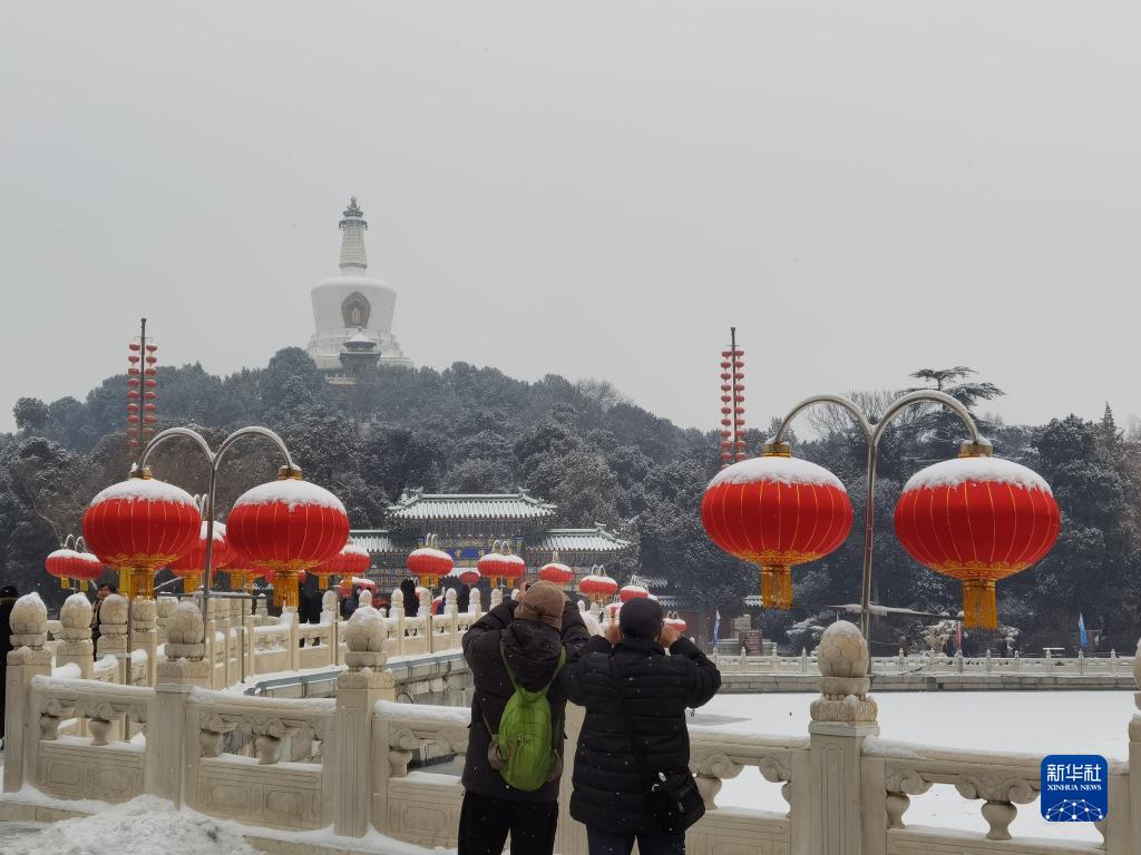 1月22日,游客在北京北海公园拍摄雪景.